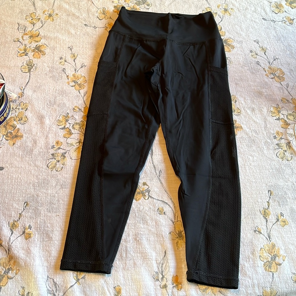 Aerie 3/4 Leggings with pockets and mesh detail on legs Size Small